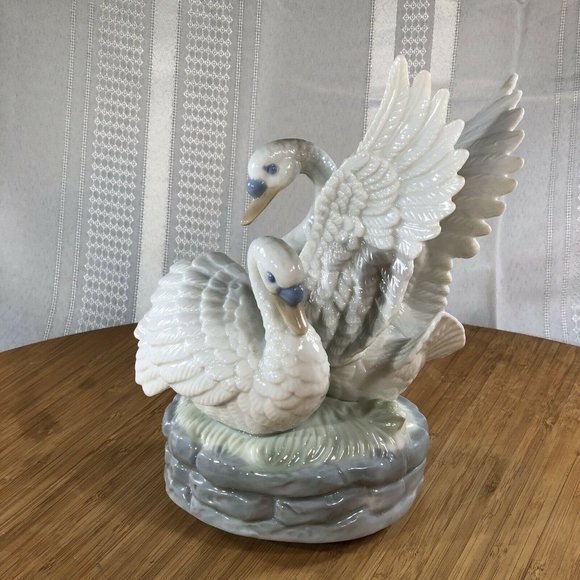 VINTAGE 1970’s SWAN LAKE Musical Rotating Porcelain FIGURINE Japan GLOBAL ART - Picture 10 of 11
